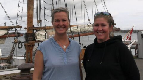 Kvinder samles på havet med Johanne