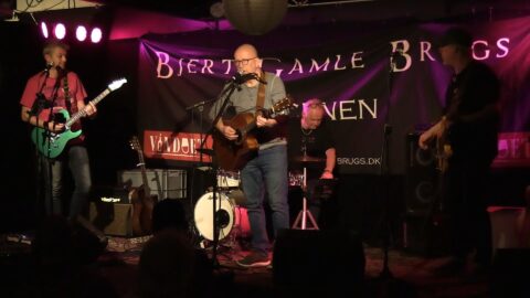 Musikaften samlede publikum inde bag vinduet